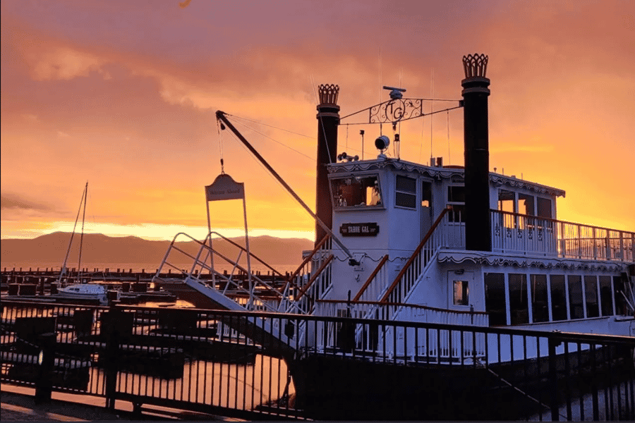 Lake Tahoe: Dinner-Bootsfahrt bei Sonnenuntergang mit Gourmetküche. Foto: GetYourGuide