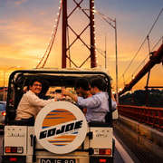ATARDECER EN LISBOA HASTA LA NOCHE en un jeep vintage con COMIDA Y BEBIDAS