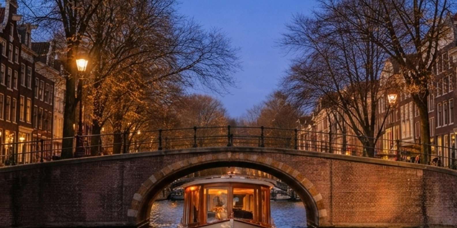 Amsterdam: Evening Canal Cruise with (Open) Bar on Board