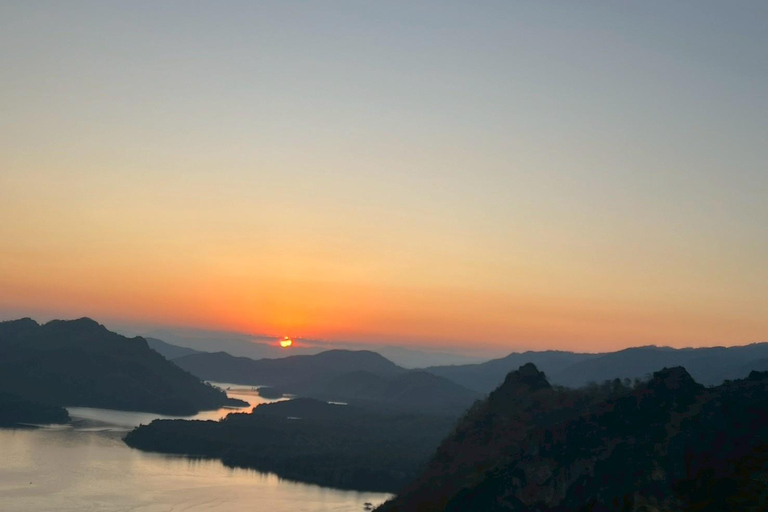 Chiang Mai: Wat Ban Den, Sticky Waterfall, & Rain Tree Tour Giant Rain Tree, Sticky Waterfall, Hiking at Moai Mountain