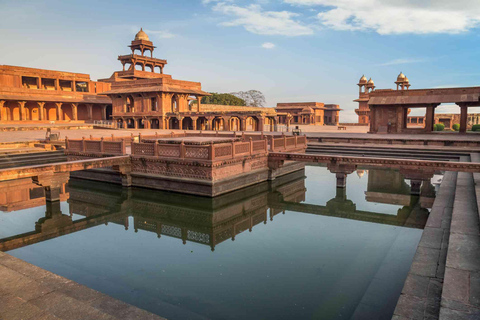 De Agra a Jaipur com um tour guiado por Fatehpur Sikri e AbhaneriCarro só de ida de Agra para Jaipur com Fatehpur Sikri e Abhaneri