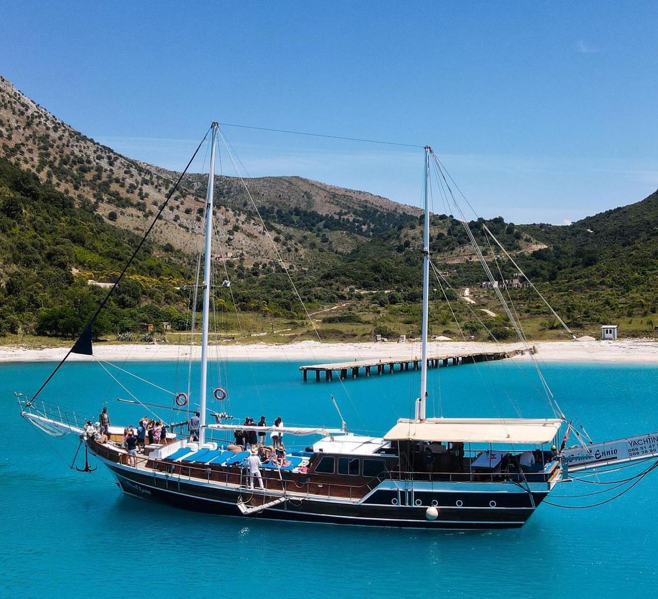 Saranda: Entdecke geheime Buchten mit der Yacht Prince Ennio