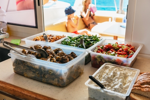 Rodas: crucero de un día en catamarán premium con almuerzo y bebidas