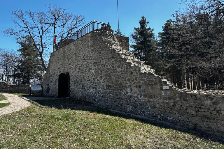 Tsari Mali Grad, Belchin Hut, tour per piccoli gruppi da SofiaEscursione a Sofia a Tsari Mali Grad vs Belchinski Rai Hut