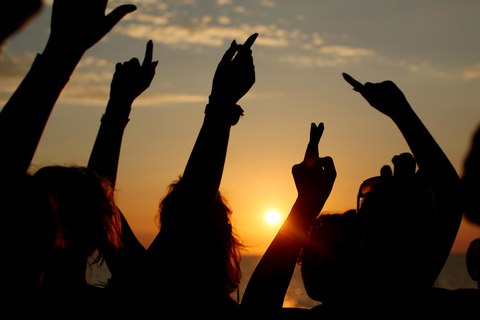 Ibiza Sunset Boat Party met 3 uur open bar + toegang tot 3 clubsIbiza: The Floating Club met drankjes, maaltijd en toegang tot het strand