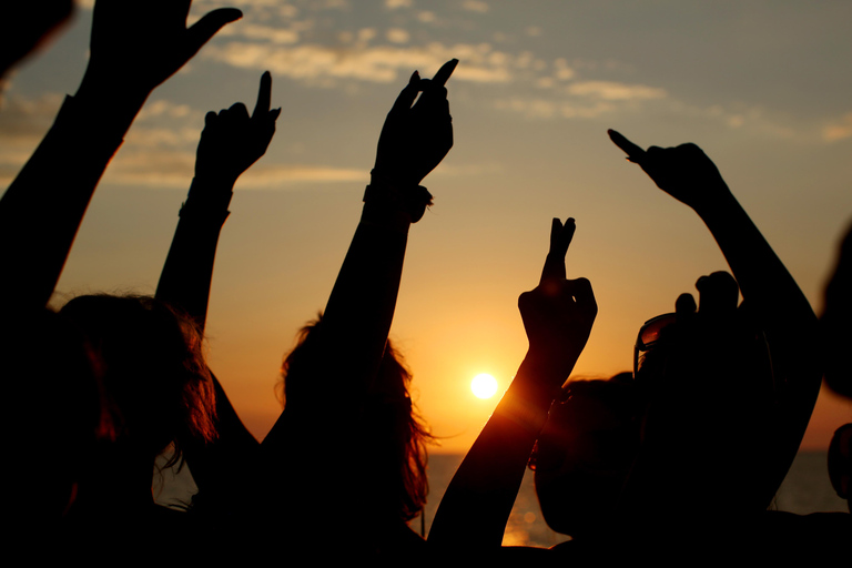 Ibiza Sunset Boat Party met 3 uur open bar + toegang tot 3 clubsIbiza: The Floating Club met drankjes, maaltijd en toegang tot het strand