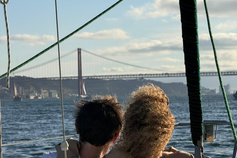 لشبونة: رحلة بحرية رومانسية عند غروب الشمس مع النبيذ والتاباس البرتغالي