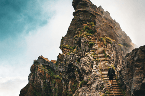 PR1/Pico do Arieiro tour with Premium transfer - round trip PR1/Pico do Arieiro tour transfer - round trip-Meeting point