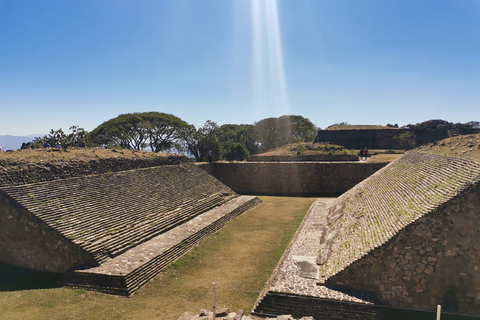 Excursión guiada de día completo por la Ruta de Monte AlbánEntradas y comida incluidas