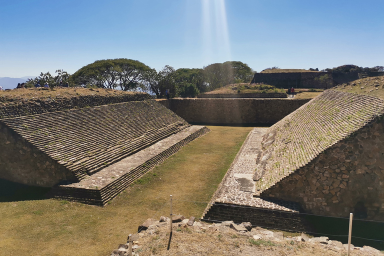 Excursión guiada de día completo por la Ruta de Monte AlbánEntradas y comida incluidas