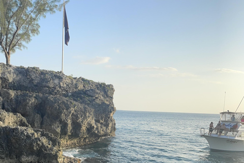 Negril: Catamaran Cruise with Snorkeling and Rick's Cafe