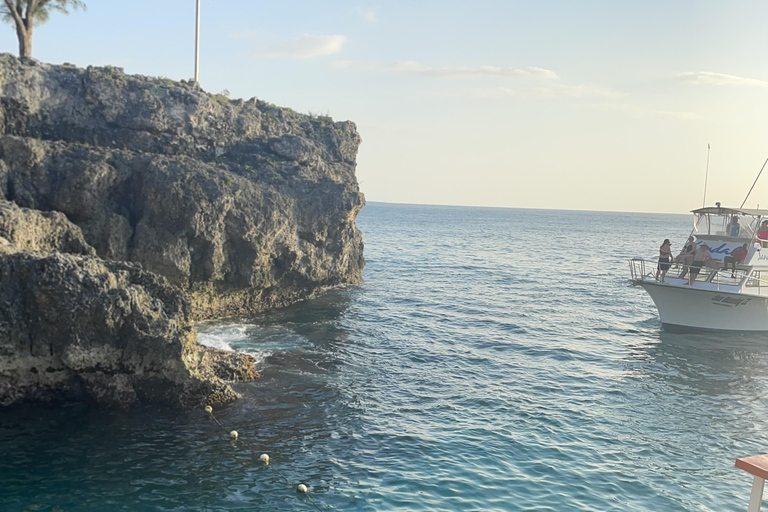 Negril: Catamaran Cruise with Snorkeling and Rick's Cafe