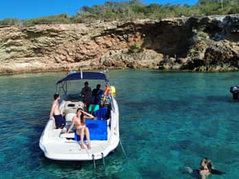 Ibiza: prywatna wycieczka łodzią z kapitanem i wszystkim w cenie