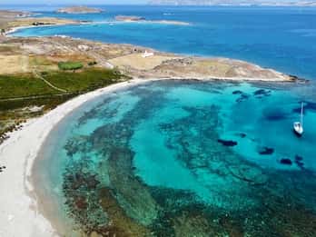 CRUCERO PRIVADO MATINAL POR LA COSTA SUR DE MYKONOS O DELOS Y RENIA