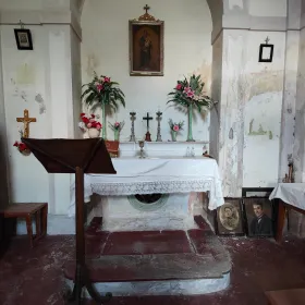 Italien: Heiratsantrag in einer idyllischen alten Kapelle