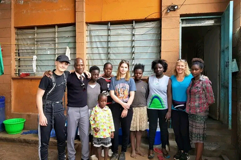 Nairobi: Excursão guiada de meio dia a pé pela favela de Kibera.Favela de Kibera: Excursões a pé de meio dia pela cidade de chocolate, Nairóbi