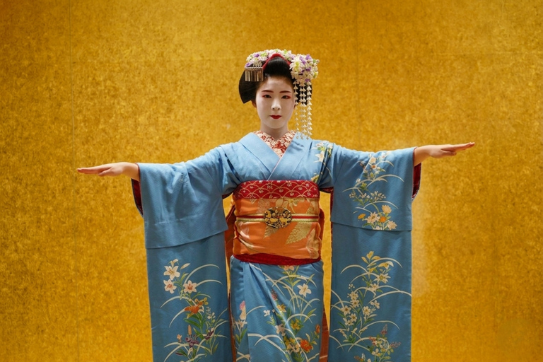 Kyoto: Geisha(Maiko) Show with Dinner, Games & Open Bar