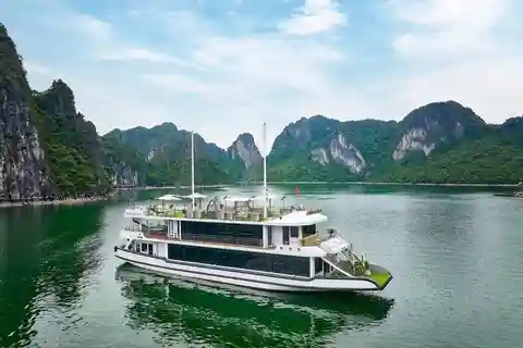 Hanoi: Día completo Bahía de Halong 5 estrellas, jacuzzi, buffet, kayak, baño