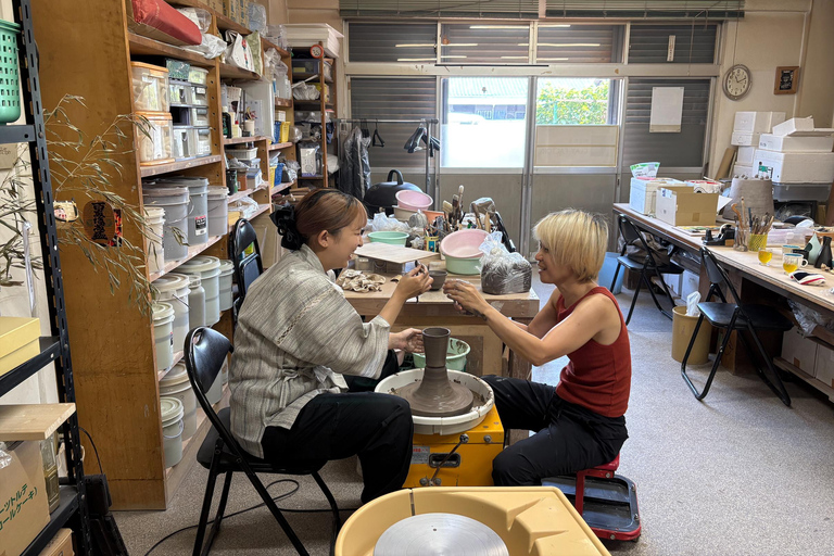 大阪：日本の伝統衣装を着て、電動ろくろで特別な陶芸体験 プレミアムコース