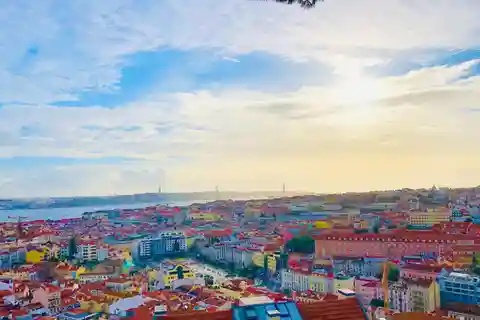 Lisbon: Lisbon Old town private tour by Tuk Tuk