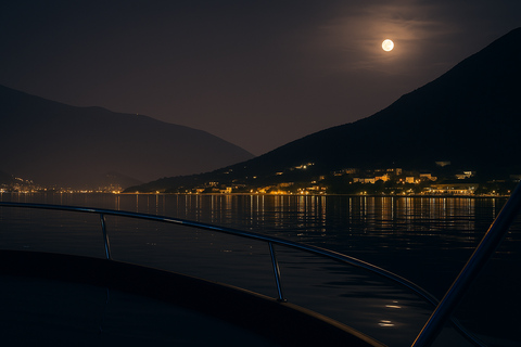 Kotor: Exclusiva excursión nocturna en barco de 2 horas por la bahía de Boka