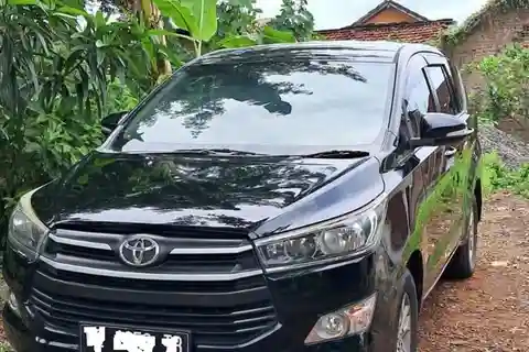 Surabaya: Private Car Charter with Professional Driver