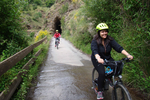 غرناطة: مغامرة بالدراجة الإلكترونية على خط الترام القديم في سييرا نيفادا