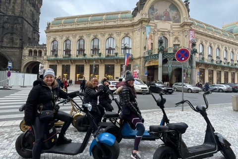 Prague sur roues : Visites privées et guidées en direct sur eScootersVisite guidée en direct de 60 minutes en anglais