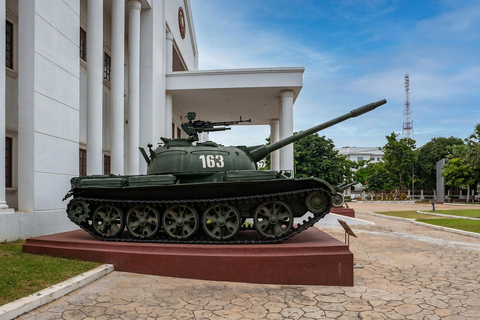 Vientiane: Guided City Tour with Public Transit