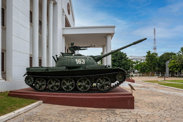 Vientiane: Guided City Tour with Public Transit