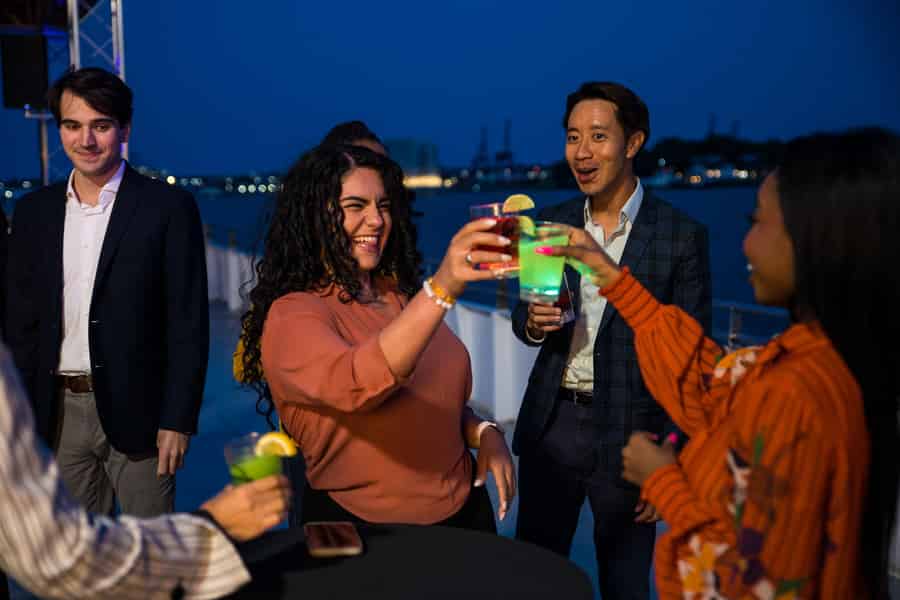 New York City: Sip 'N Groove Evening Cruise mit Live DJ. Foto: GetYourGuide