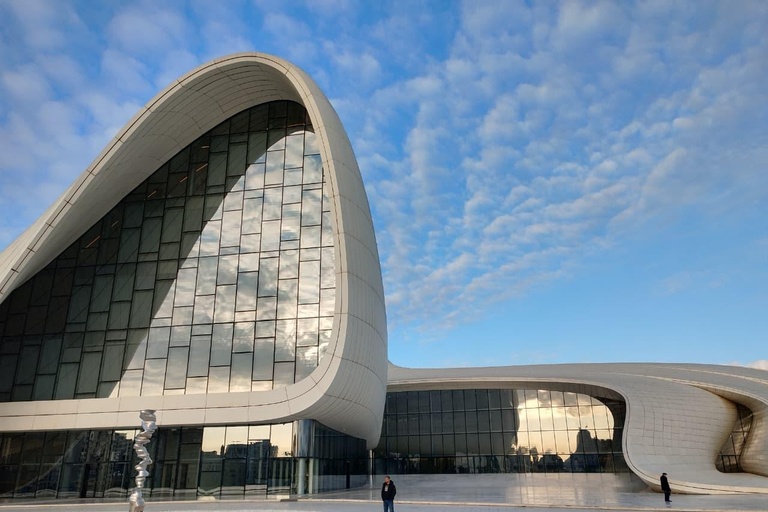 火与能量之地：火神殿、燃烧的山和 I LOVE BAKU 照片体验火与能量之地：火焰寺、燃烧的山脉和 I LOVE BAKU 摄影体验