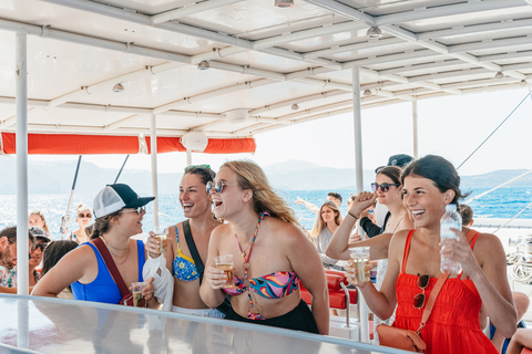 Santorin : Excursion en catamaran avec dîner barbecue, boissons et musiqueCroisière au coucher du soleil avec transfert depuis l'hôtel