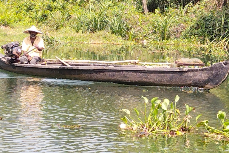 Backwater Cruise, Cloth Weaving, Coir Spinning, Kerala Lunch Murinjapuzha Cruise Tour with 3 or 4 people travels in cab.