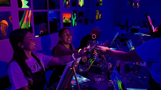 Malta: Glow-in-the-Dark-Drink-&-Paint-Erlebnis
