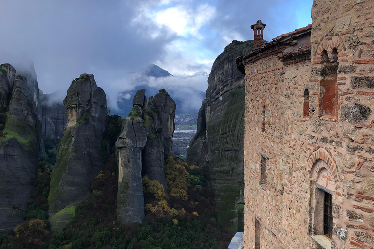 De Atenas: Viagem de 1 dia de trem para as cavernas e mosteiros de Meteora