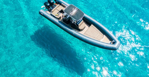 Cagliari: Bootstour mit dem Zodiac, 3-4 Badestopps, Wein und Schnorcheln