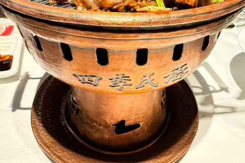 Shanghai: Lujiazui Local Lunch with a Bilingual Guide