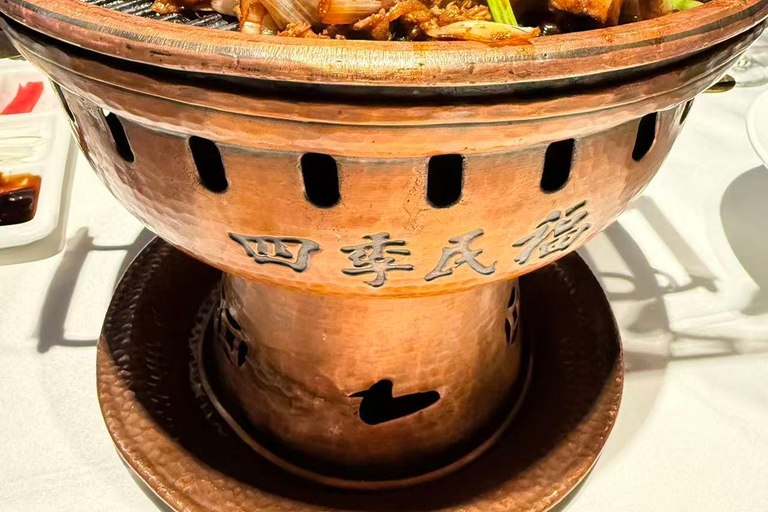 Shanghai: Lujiazui Local Lunch with a Bilingual Guide