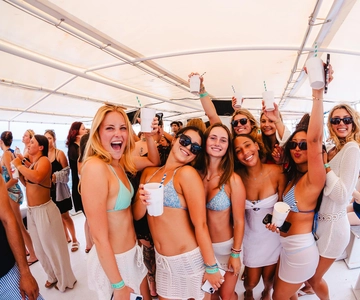 Splitsen: Blue Lagoon Bootfeest met glijbaan, dj en afterparty