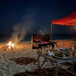 Abu Dabi: tour notturno dell'isola, BBQ sulla spiaggia privata e falò