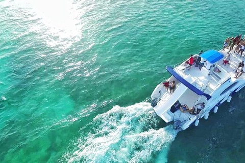 Sosúa: Catamaran Cruise with Snorkeling, Open Bar & Lunch