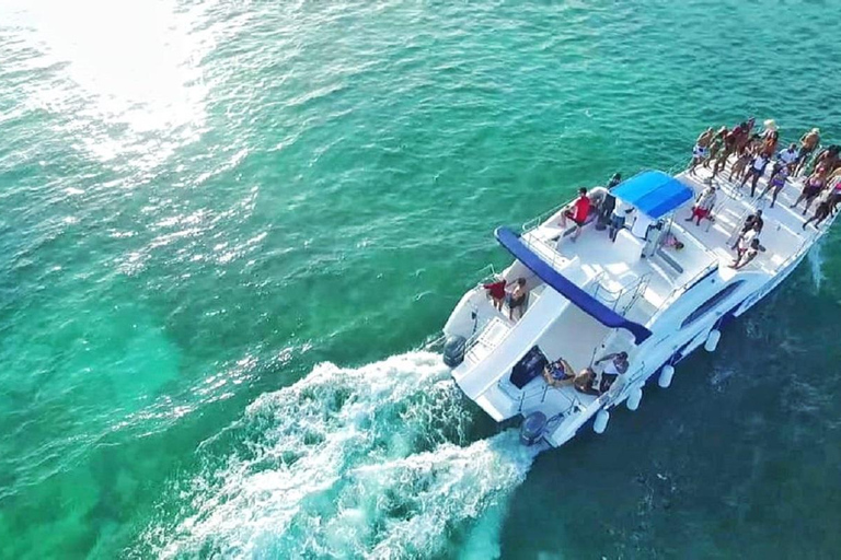 Sosúa: Catamaran Cruise with Snorkeling, Open Bar & Lunch