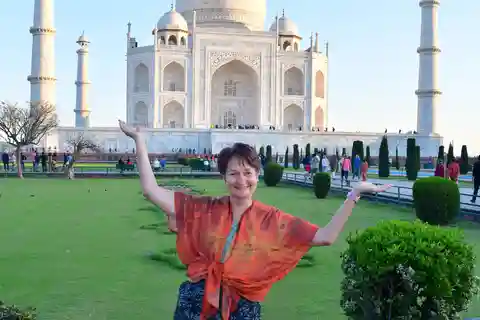 From Delhi: Same Day Taj Mahal and Agra Fort with Transfers