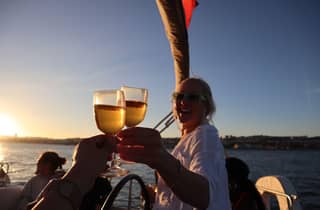 Segeln bei Sonnenuntergang in Lissabon – Kleingruppe (max. 10 Personen) Wein & Geschichte