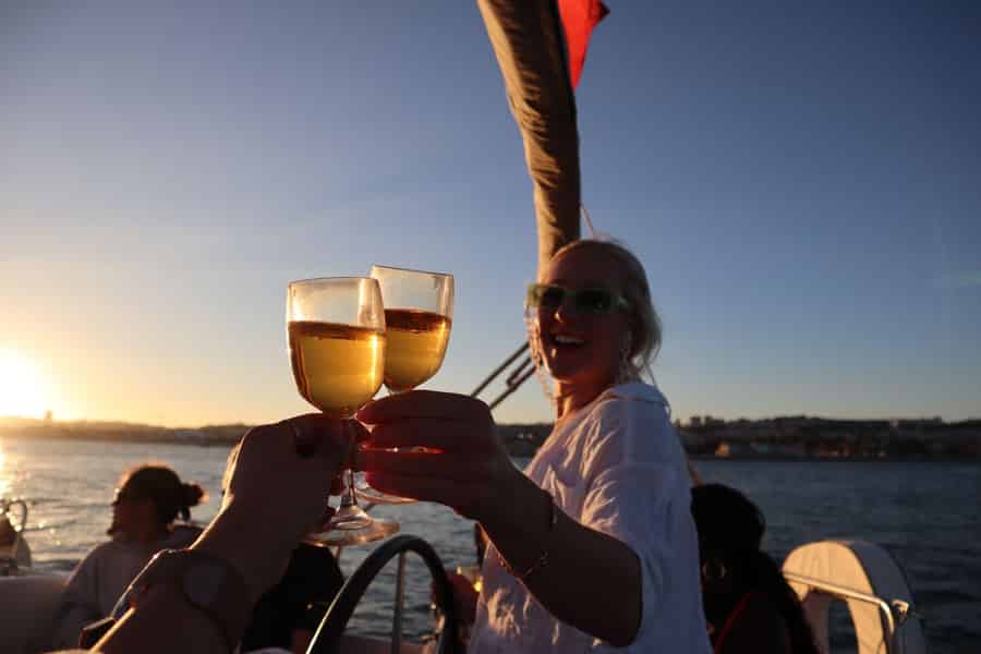 Segeln bei Sonnenuntergang in Lissabon – Kleingruppe (max. 10 Personen) Wein & Geschichte. Foto: GetYourGuide Segeln bei Sonnenuntergang in Lissabon – Kleingruppe (max. 10 Personen) Wein & Geschichte. Foto: GetYourGuide