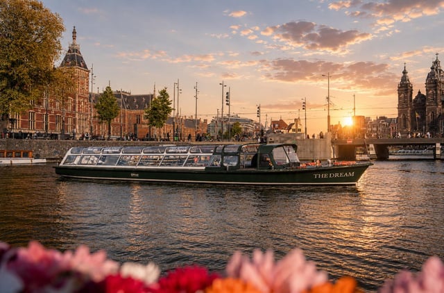Amsterdam: tramonto con una classica crociera sui canali / con bevande e spuntini