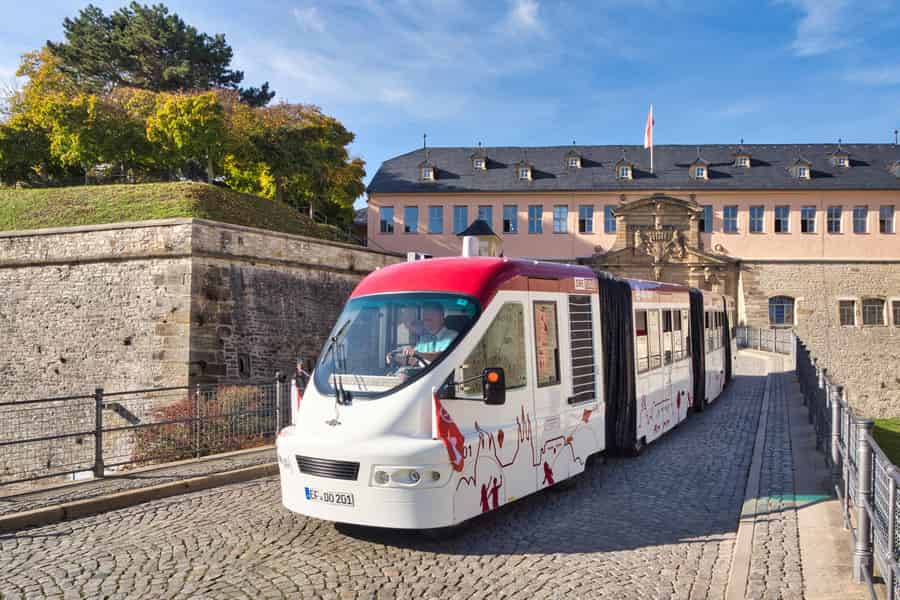 Busfahrt durch die Erfurter Altstadt. Foto: GetYourGuide Busfahrt durch die Erfurter Altstadt. Foto: GetYourGuide