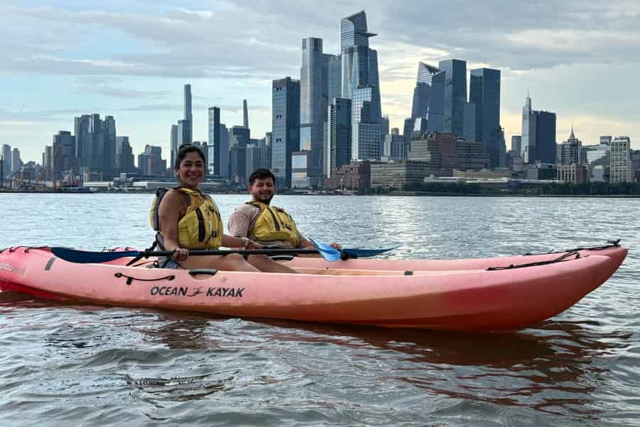 NYC: Kajak-Öko-Tour entlang der Skyline von Manhattan. Foto: GetYourGuide NYC: Kajak-Öko-Tour entlang der Skyline von Manhattan. Foto: GetYourGuide