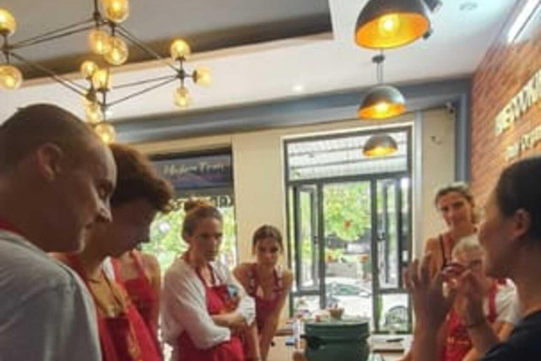 Hue: Aula de culinária com uma família localAula de culinária com visita ao mercado